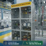 Ergonomik iç tasarıma sahip, havalandırmalı baret dolabı.