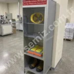 Personel ekipmanları için bölmeli, düzen sağlayıcı baret dolabı.